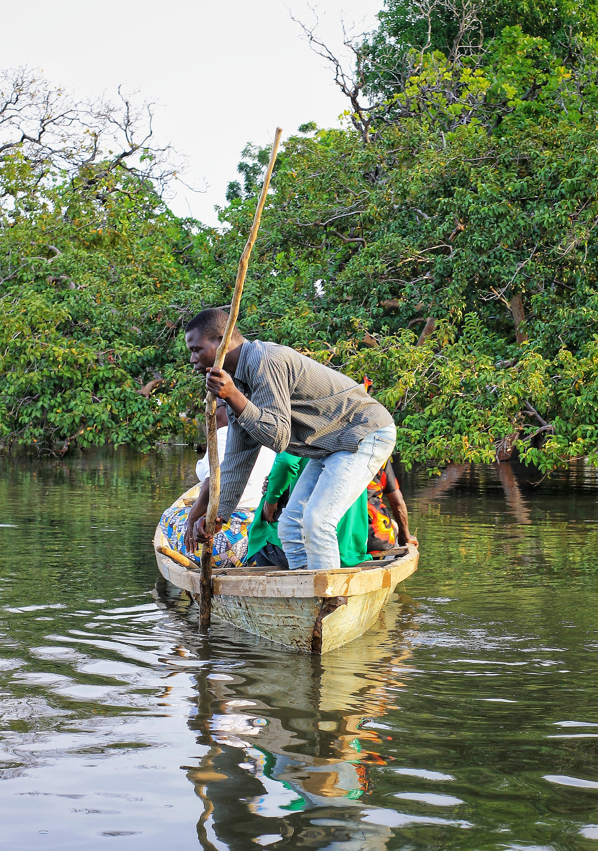 Pirogue traversant le Logone vers la rive tchadienne, près de Kaï-Kaï
